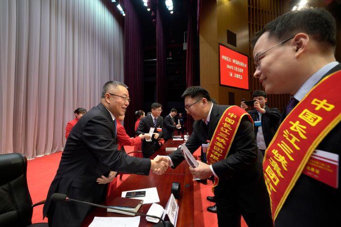 董事长为杰出员工颁奖 黄正平 董事长为杰出员工颁奖 黄正平